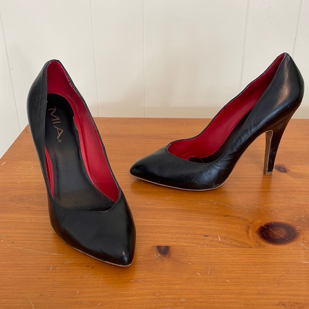 Mia Black 3 inch heels. Size 8.